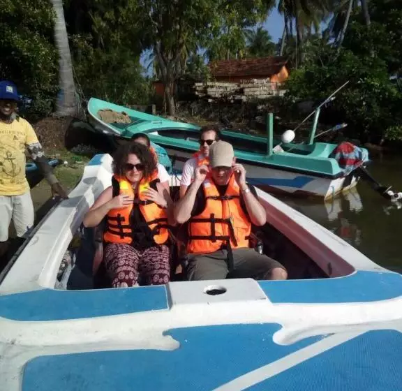 Hotelli Naaval Beach Villa & Rooms