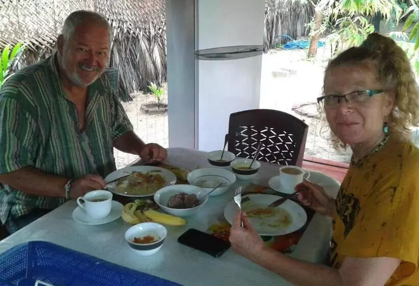 Hotelli Naaval Beach Villa & Rooms