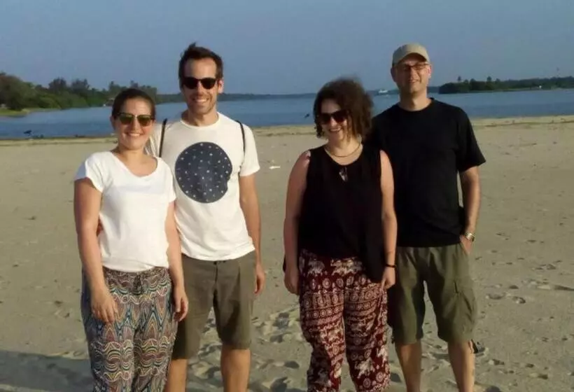 Hotelli Naaval Beach Villa & Rooms