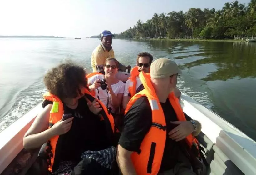 Hotelli Naaval Beach Villa & Rooms