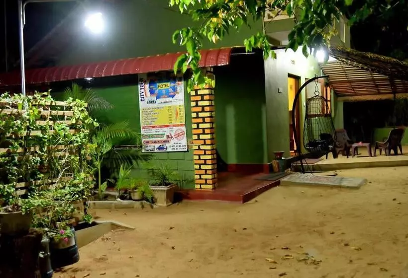 Hotelli Naaval Beach Villa & Rooms