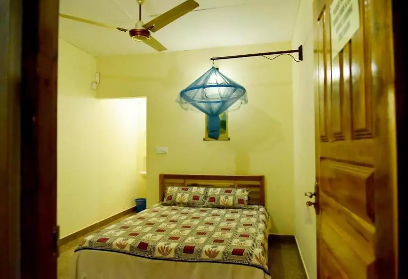 Hotelli Naaval Beach Villa & Rooms