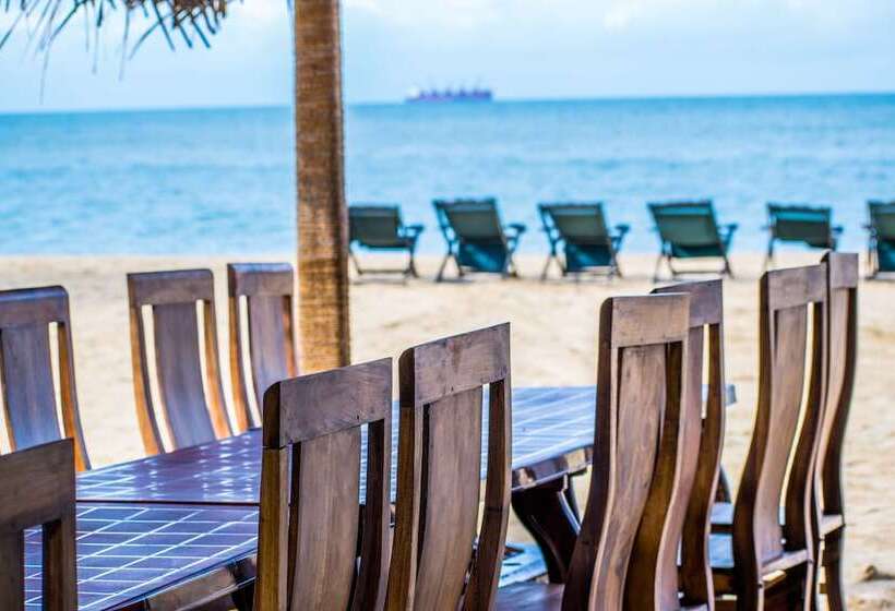 Отель Omeesha Beach