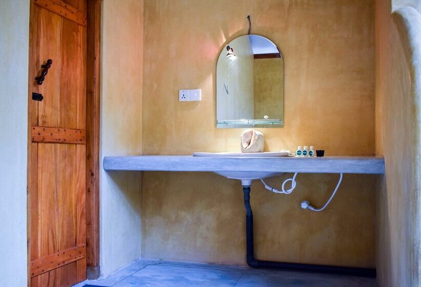 Отель Omeesha Beach