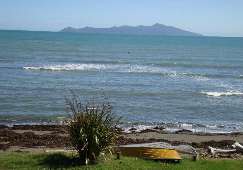 Отель Kapiti Waves Bed & Breakfast