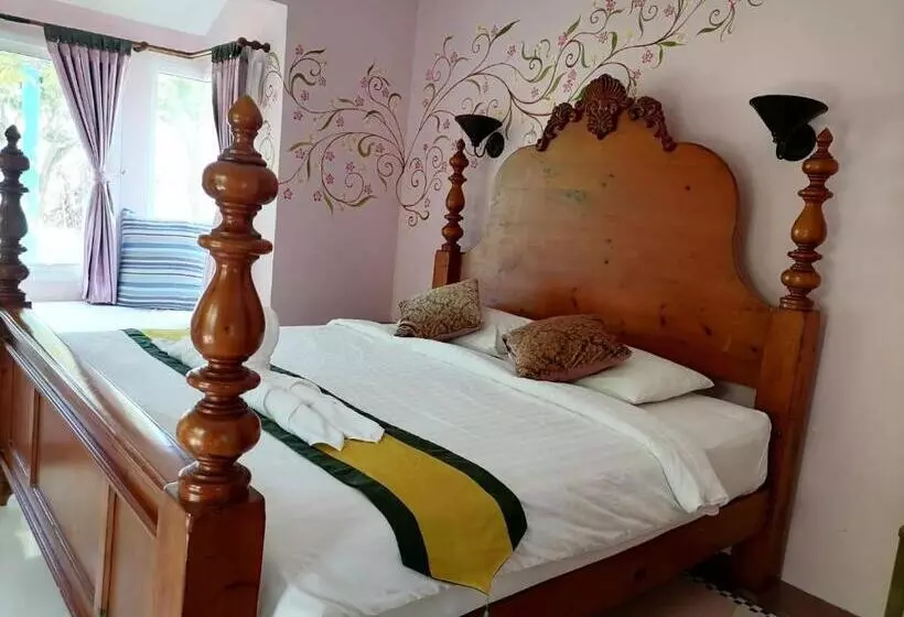 Baanmontra Beach Resort   Bankrut