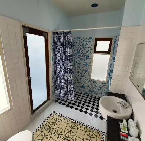 Baanmontra Beach Resort   Bankrut