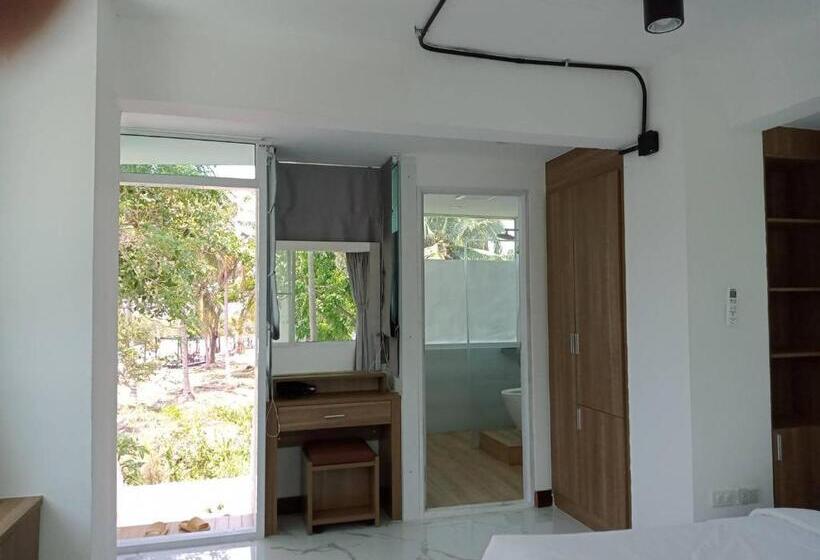 Baanmontra Beach Resort Bankrut