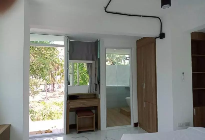 Baanmontra Beach Resort   Bankrut