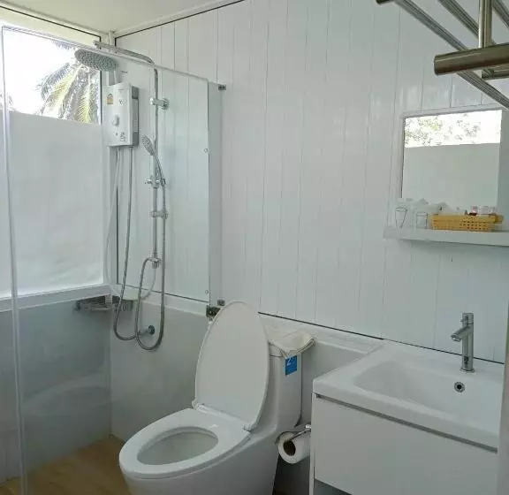 Baanmontra Beach Resort   Bankrut