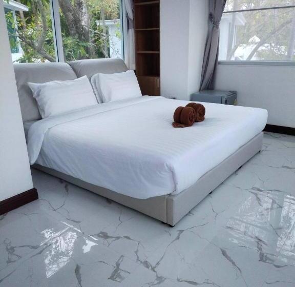 Baanmontra Beach Resort Bankrut