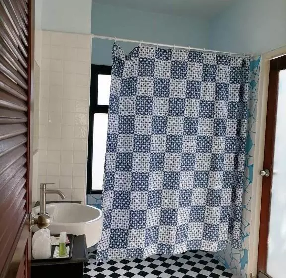 Baanmontra Beach Resort   Bankrut