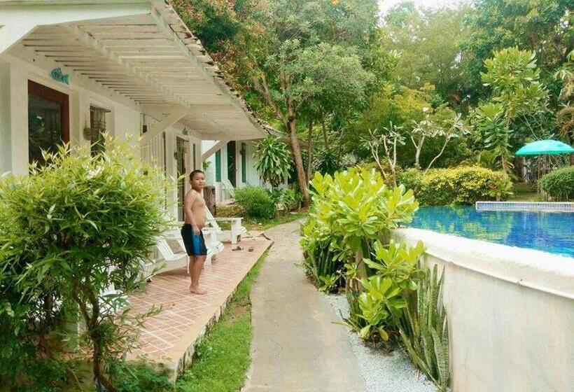 Baanmontra Beach Resort Bankrut