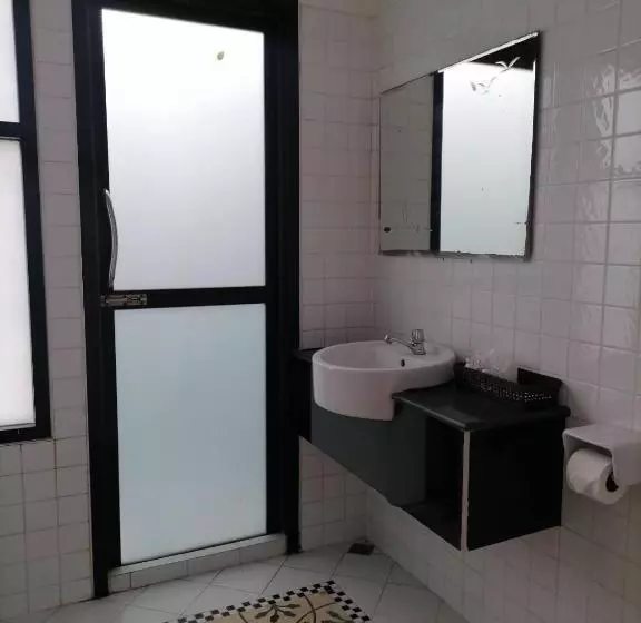 Baanmontra Beach Resort   Bankrut