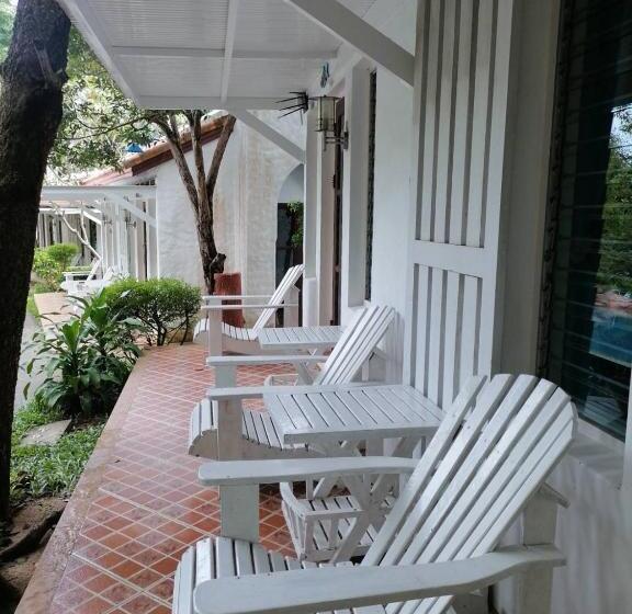 Baanmontra Beach Resort Bankrut