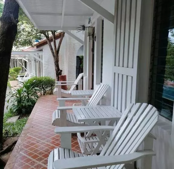 Baanmontra Beach Resort   Bankrut