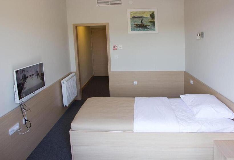 בית מלון כפרי Lika Jug