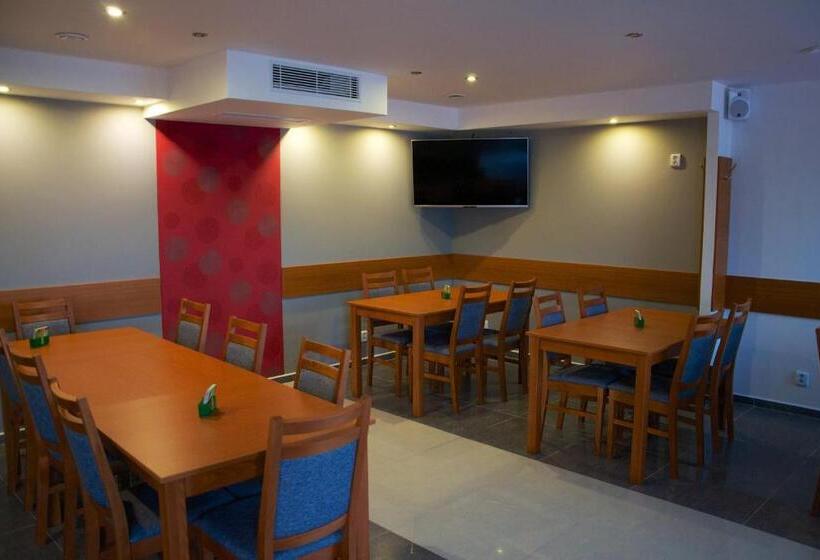 فندق Penzión Trio