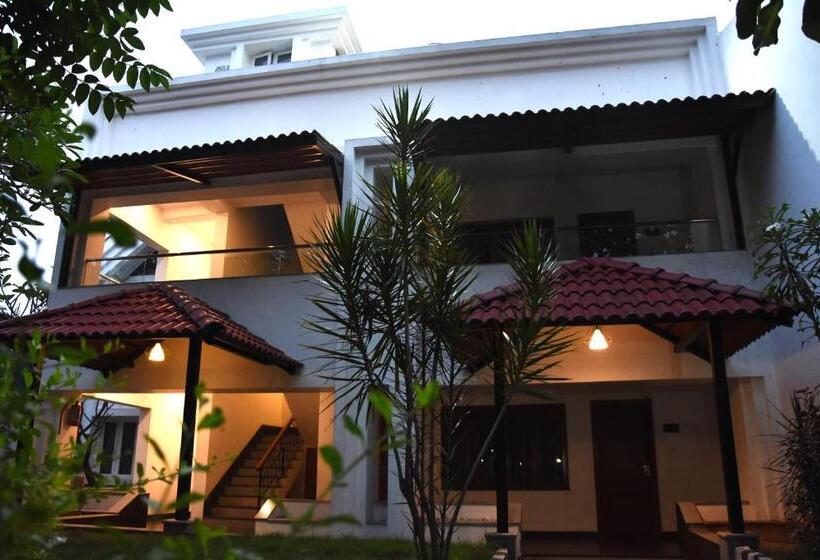 Отель Poppys Vista