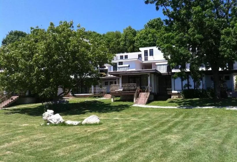 استراحتگاه Rusalka Holiday Village