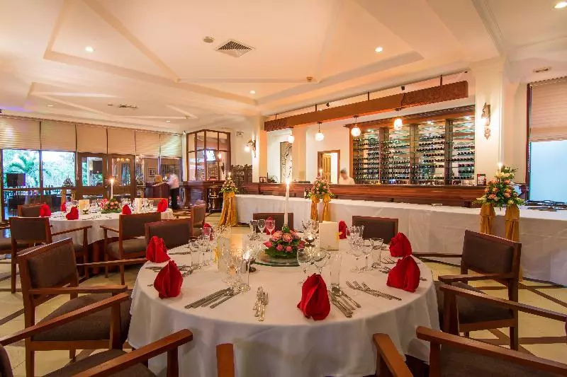 Отель Angkor Palace Suite & Villa