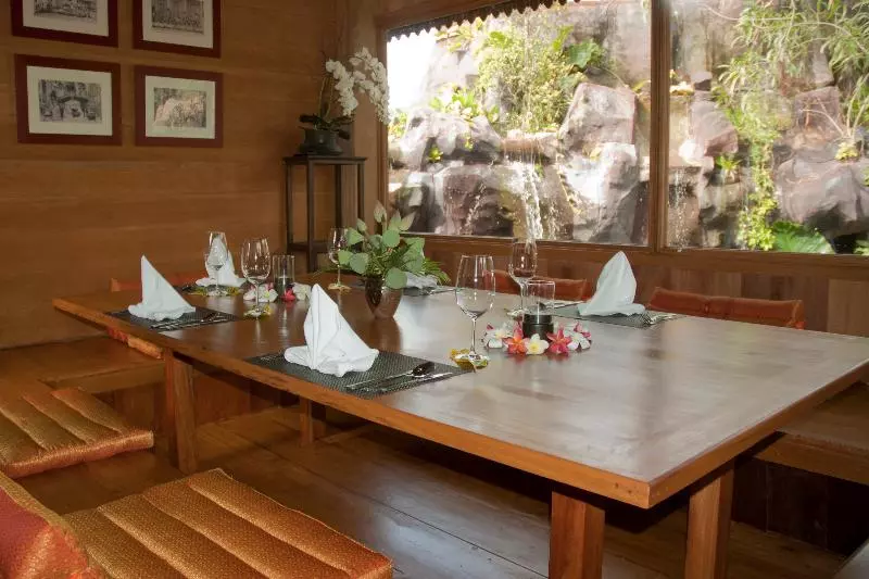 Отель Angkor Palace Suite & Villa