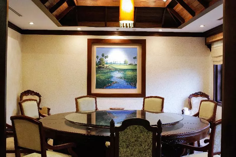 Отель Angkor Palace Suite & Villa