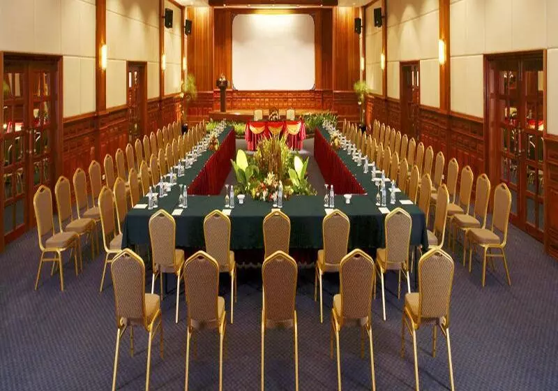 Отель Angkor Palace Suite & Villa