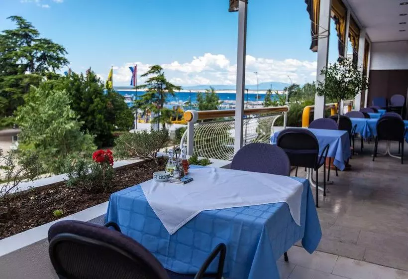 Отель International