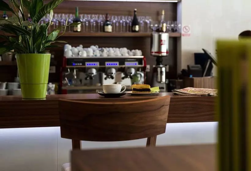 Отель International