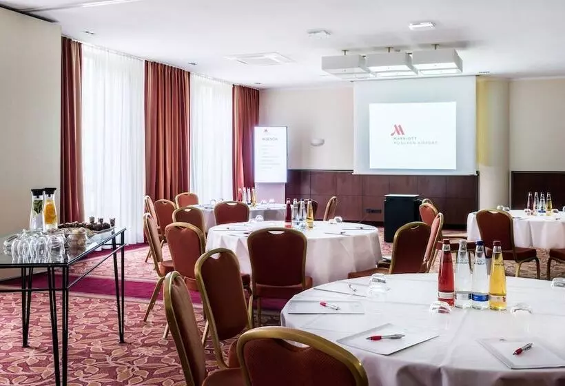 Отель Munich Airport Marriott