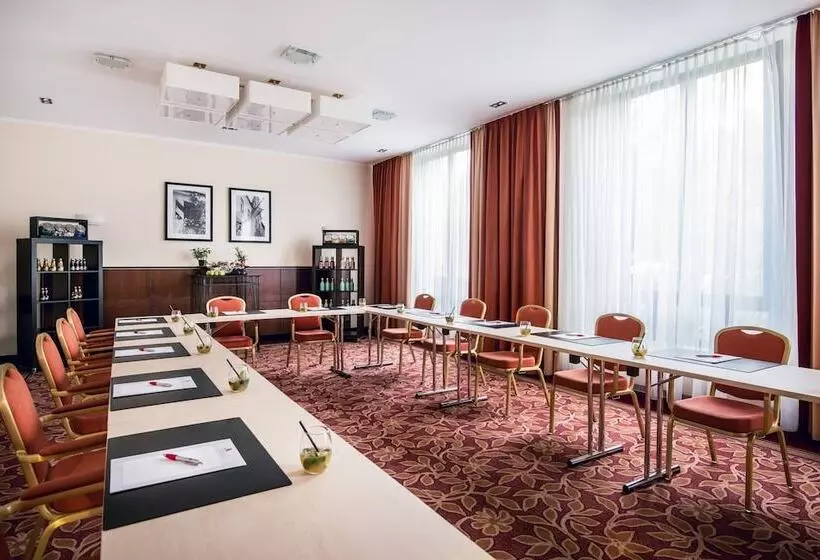 Отель Munich Airport Marriott