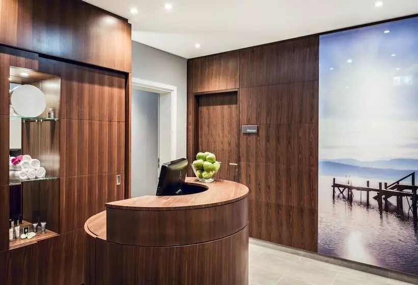 Отель Munich Airport Marriott