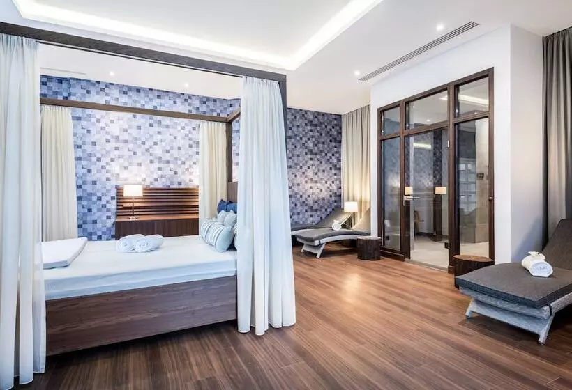 Отель Munich Airport Marriott