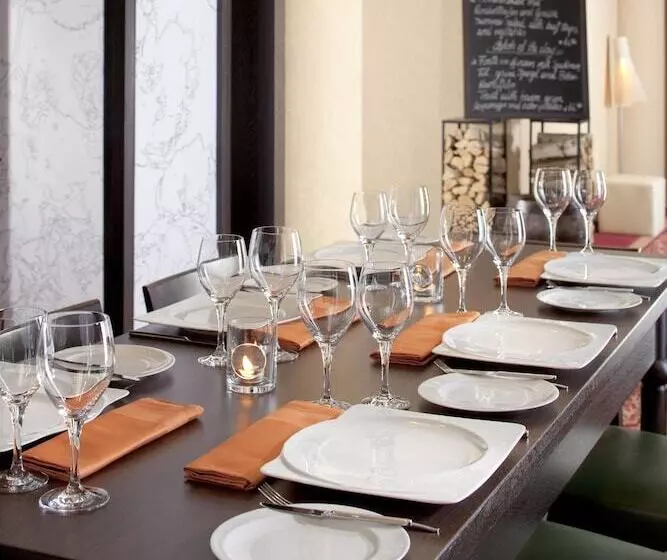 Отель Munich Airport Marriott