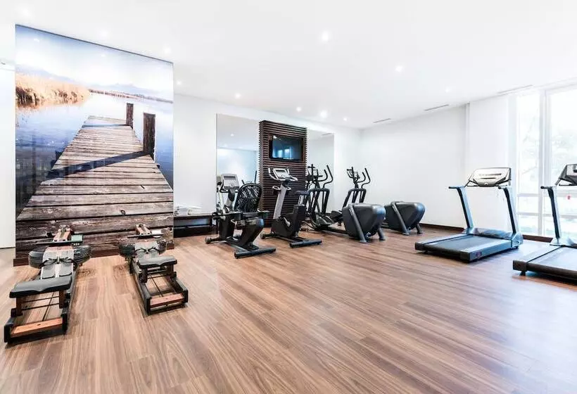 Отель Munich Airport Marriott