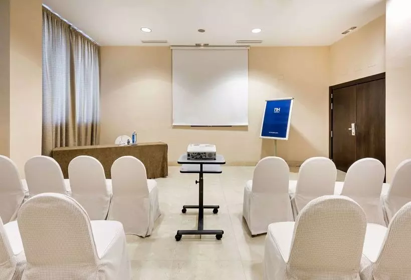 Отель NH Alcorcon