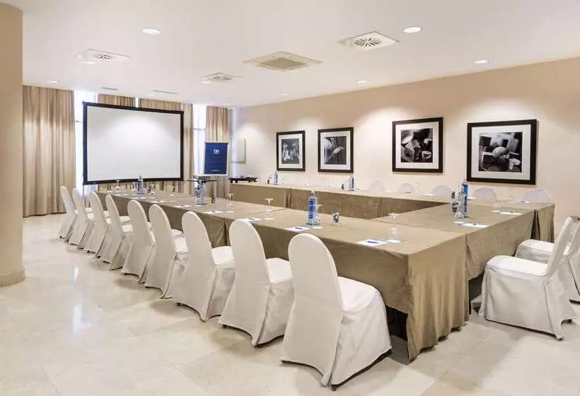 Отель NH Alcorcon