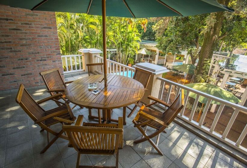 هتل Villa Morra Suites