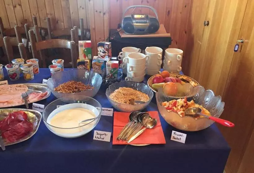 Retkeilymaja Gruppenhaus Im Walliser Alpstyle