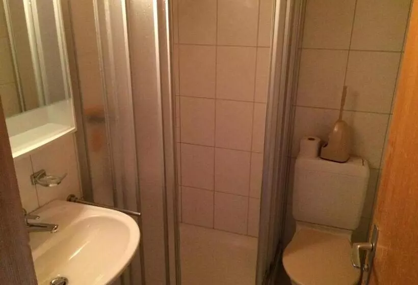 Retkeilymaja Gruppenhaus Im Walliser Alpstyle