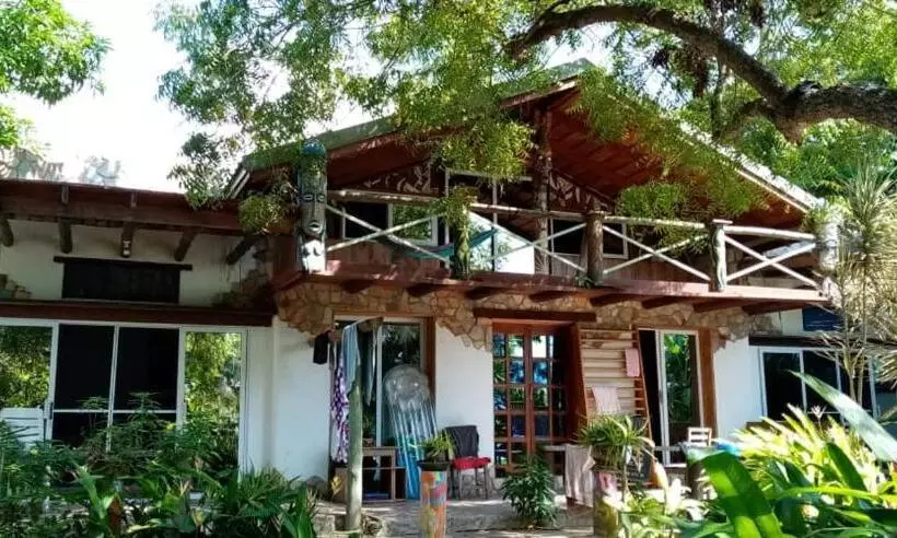 ペンション Kokrobite Gardens Restaurant And Guest House