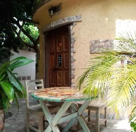 ペンション Kokrobite Gardens Restaurant And Guest House