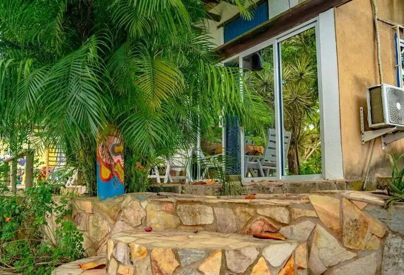 ペンション Kokrobite Gardens Restaurant And Guest House