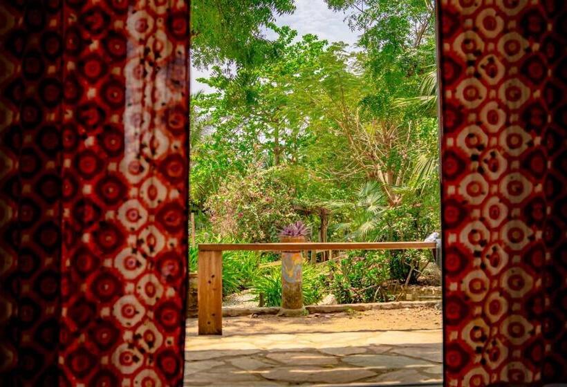 بنسيون Kokrobite Gardens Restaurant And Guest House