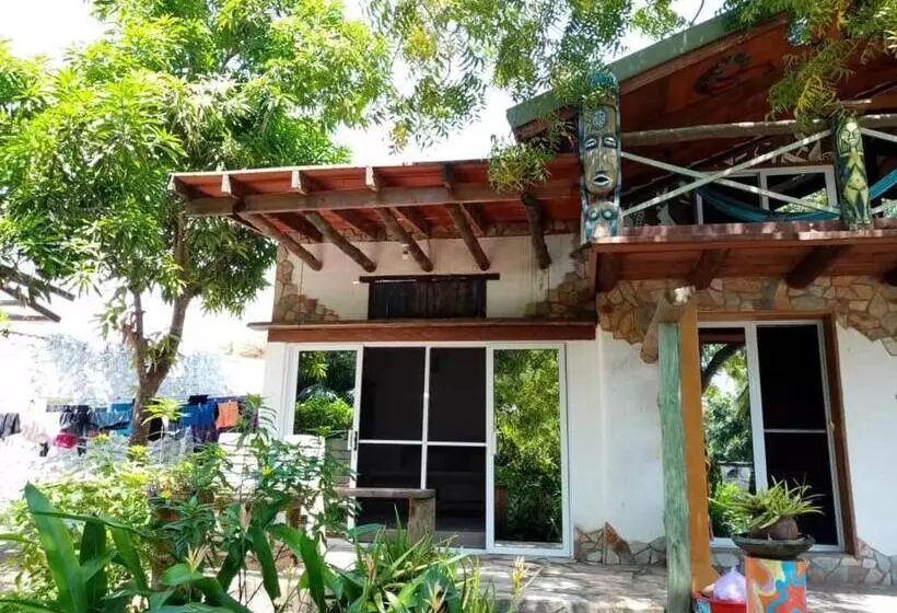 ペンション Kokrobite Gardens Restaurant And Guest House