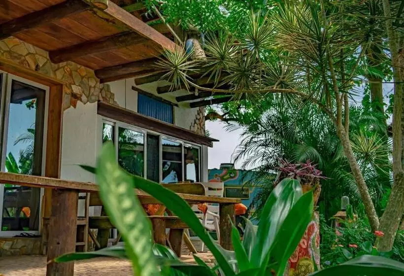 ペンション Kokrobite Gardens Restaurant And Guest House