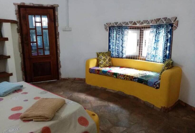 بنسيون Kokrobite Gardens Restaurant And Guest House