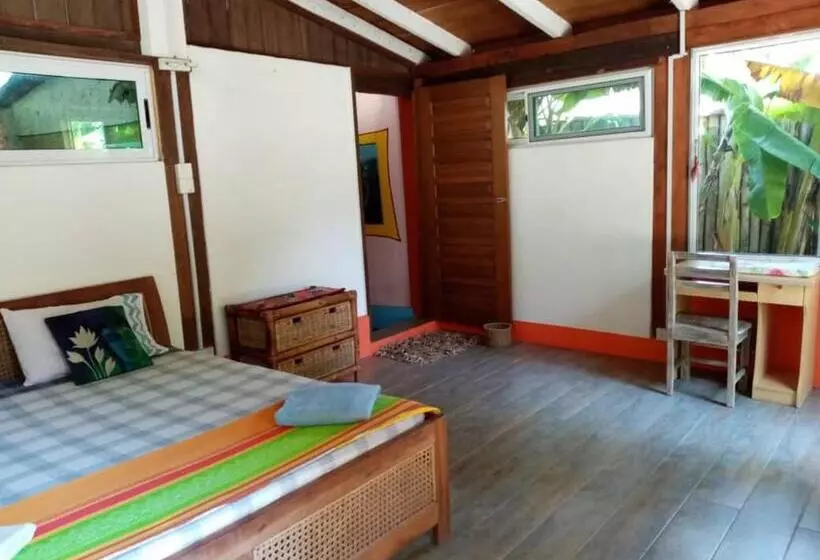 ペンション Kokrobite Gardens Restaurant And Guest House