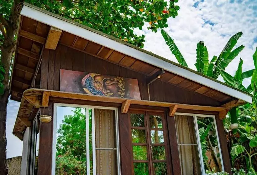 ペンション Kokrobite Gardens Restaurant And Guest House